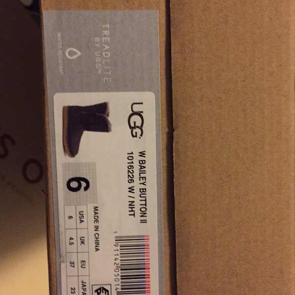 Bailey Button II UGG boots - Picture 7 of 8